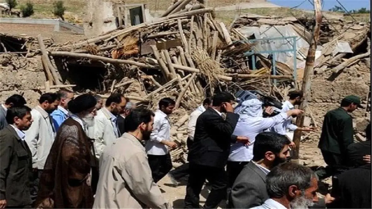 گوشه‌هایی از سفر رهبر انقلاب به شهر بم پس از زلزله سال ۱۳۸۲ + ویدیو