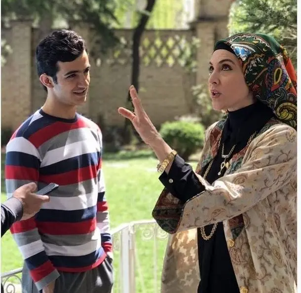 ویشکا آسایش در حال خالی بندی +تصویر