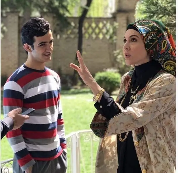 ویشکا آسایش در حال خالی بندی +تصویر