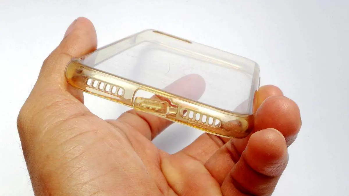 چگونه قاب شفاف گوشی را که به رنگ زرد درآمده است، تمیز کنیم؟