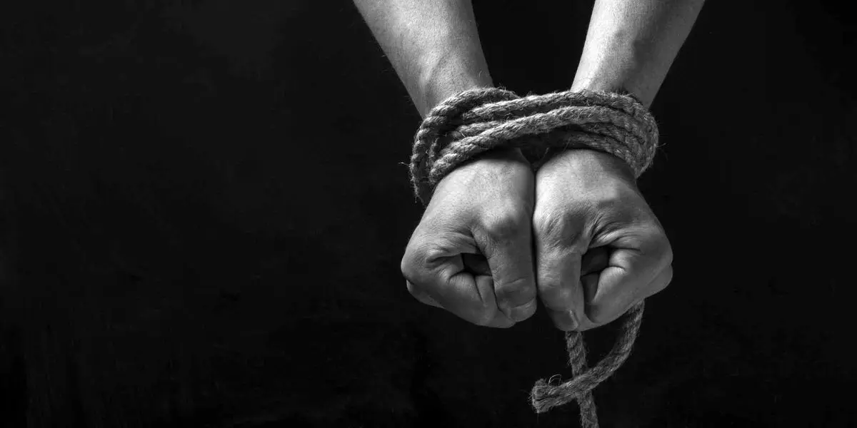 آزادی جوان کرمانی از چنگال گروگانگیران پس از انتقال به خارج از کشور