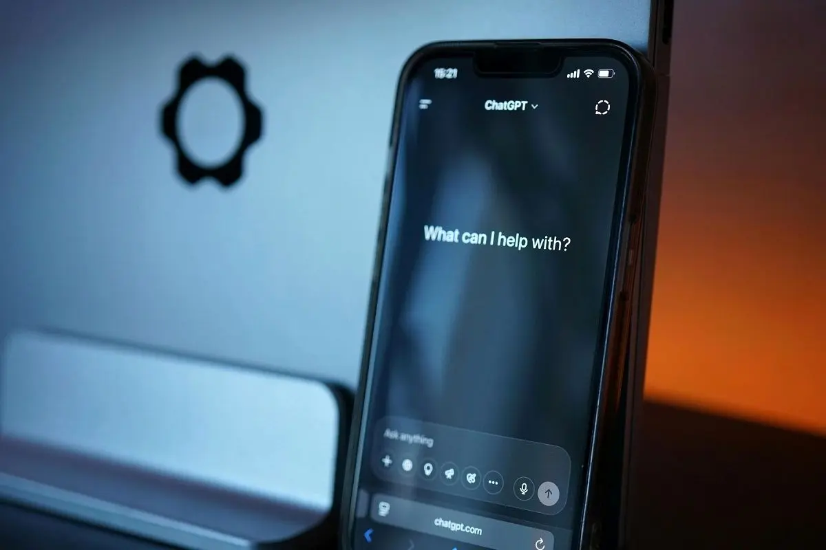 مدیر ChatGPT شایعات تبلیغات در پاسخ‌های این چت‌بات را تکذیب کرد
