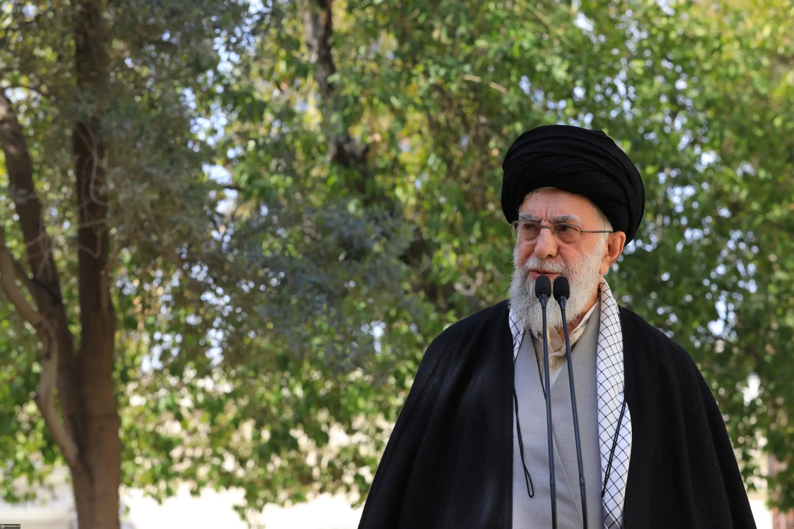 رهبر انقلاب: موضوع مسمومیت دانش‌آموزان یک جنایت بزرگ و غیر قابل اغماض است