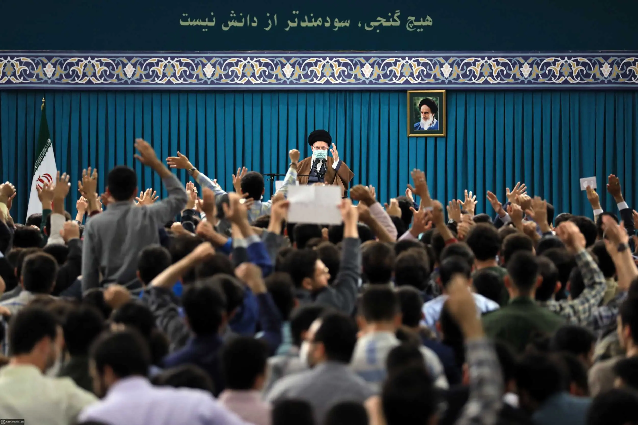 رهبر انقلاب: مسائل گوناگون کشور مگر قابل رفراندوم است؟