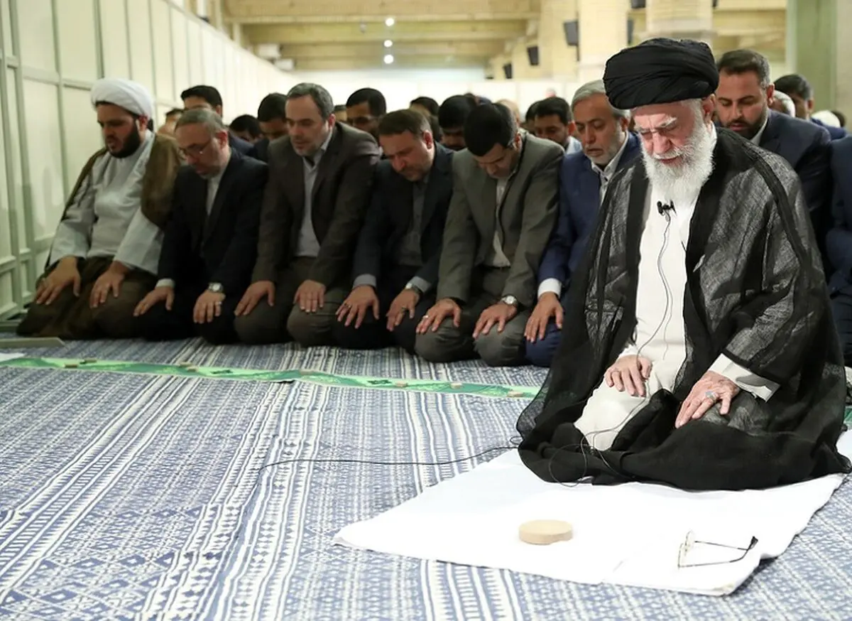 اقامه نماز جماعت ظهر و عصر به امامت رهبر انقلاب در حسینیه امام خمینی