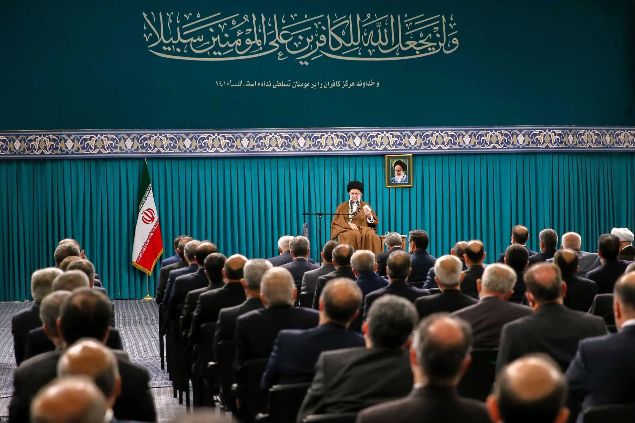 رهبر انقلاب: دیپلمات ایرانی باید نماد ایمان و عشق به ایران عزیز باشد