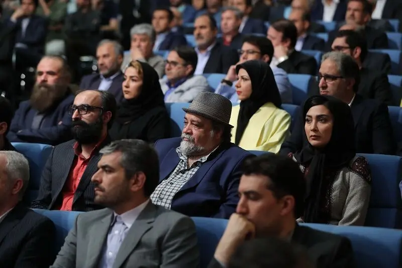 محمدرضا شریفی نیا در دیدار هنرمندان با روحانی +تصویر