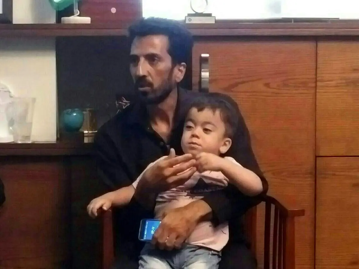 کودک معروف حادثه مجلس رایگان درمان خواهد شد +تصویر