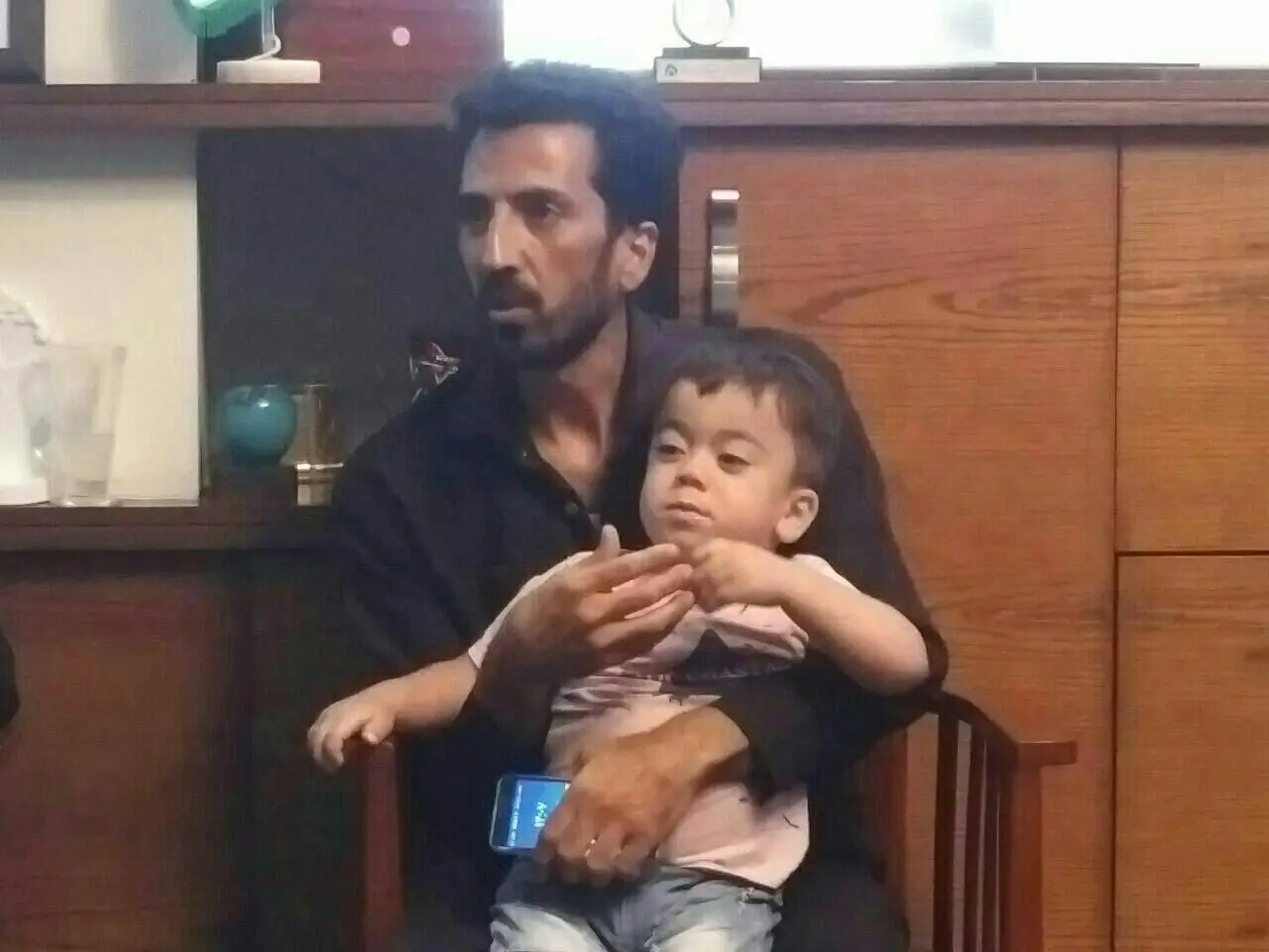 کودک معروف حادثه مجلس رایگان درمان خواهد شد +تصویر