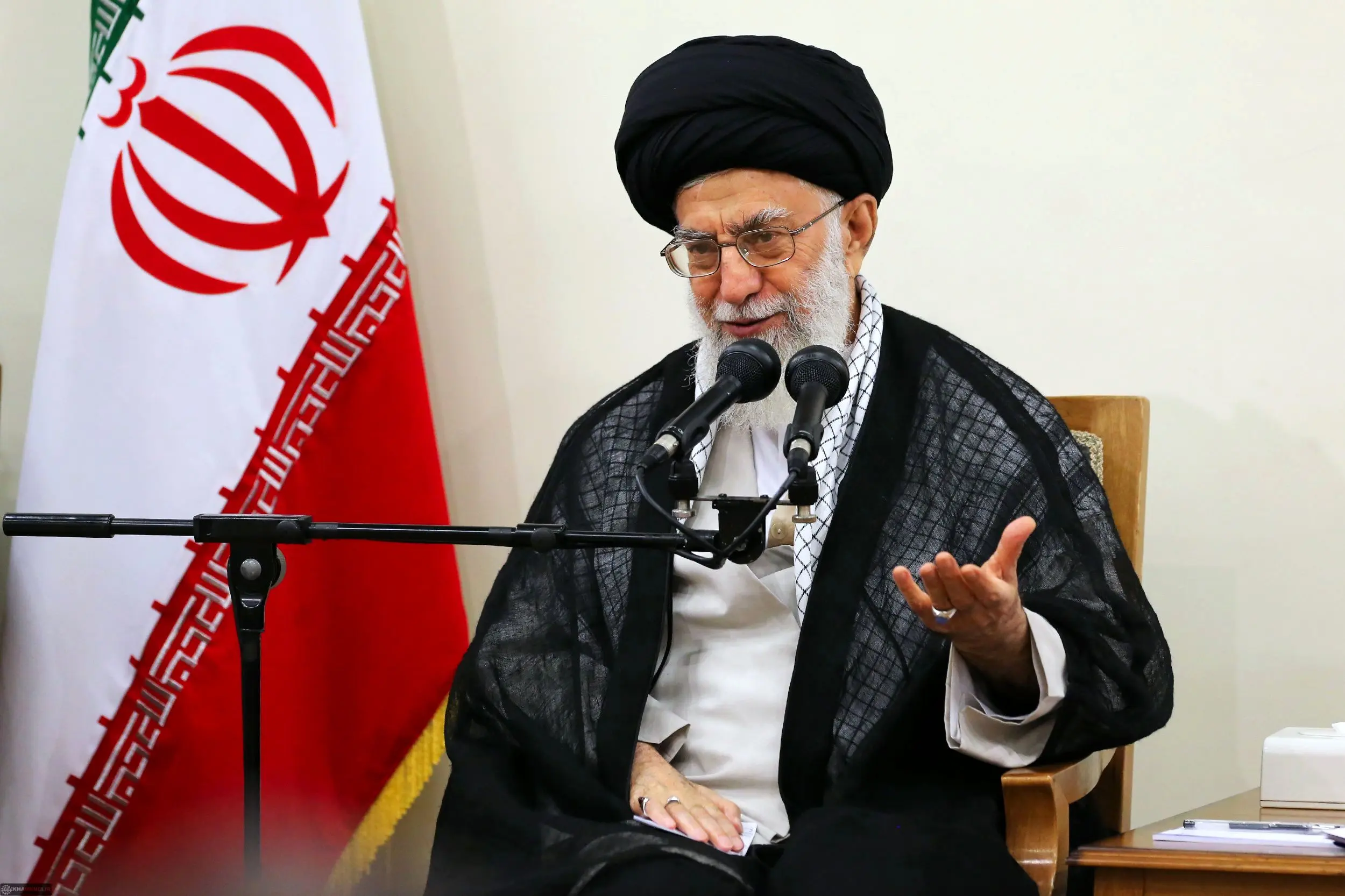 رهبر انقلاب : در مقابلِ مردم باید با تواضع و دلسوزی وارد شد
