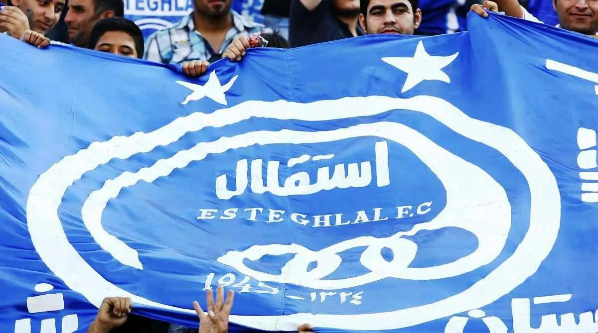 حضور هواداران استقلال مقابل درهای بسته؛ جواد نکونام تشویق شد