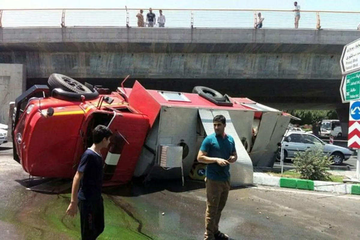 واژگونی خودروی آتش نشانی حین ماموریت +تصویر