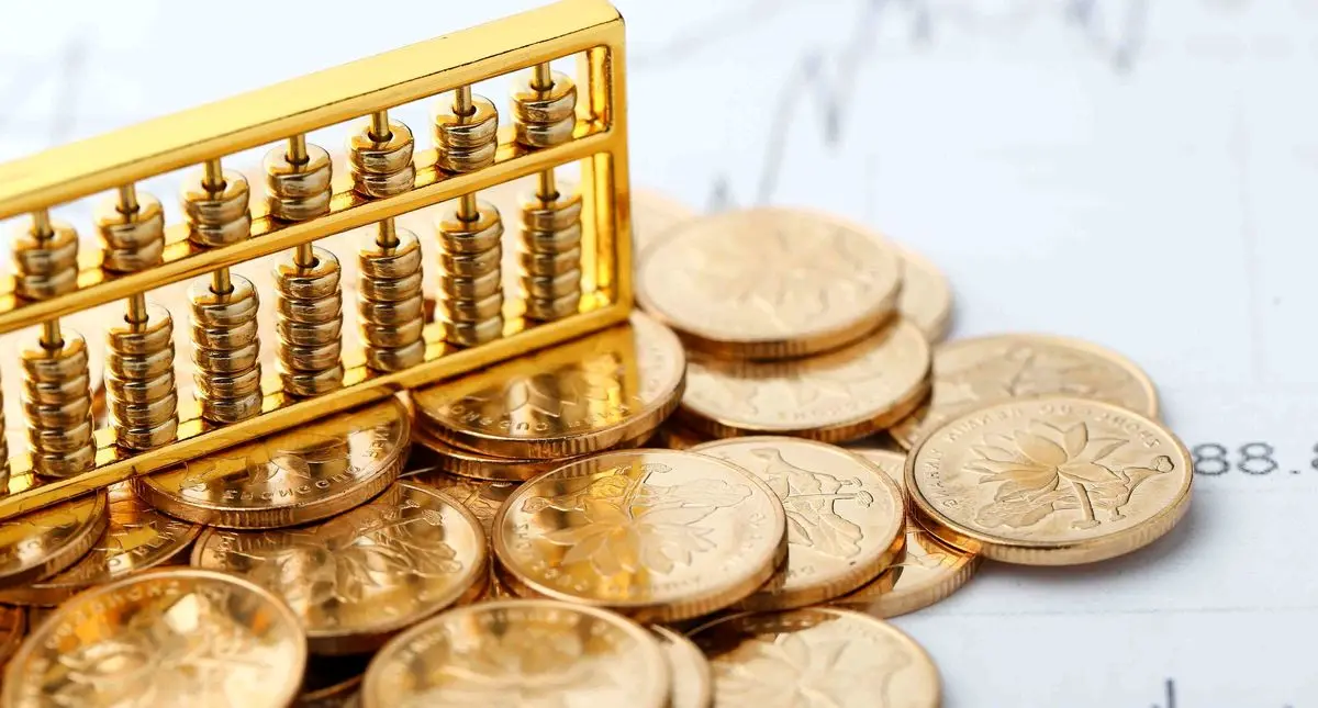 کاهش قیمت‌ طلا و سکه در آغاز هفته؛ دلار ثابت ماند