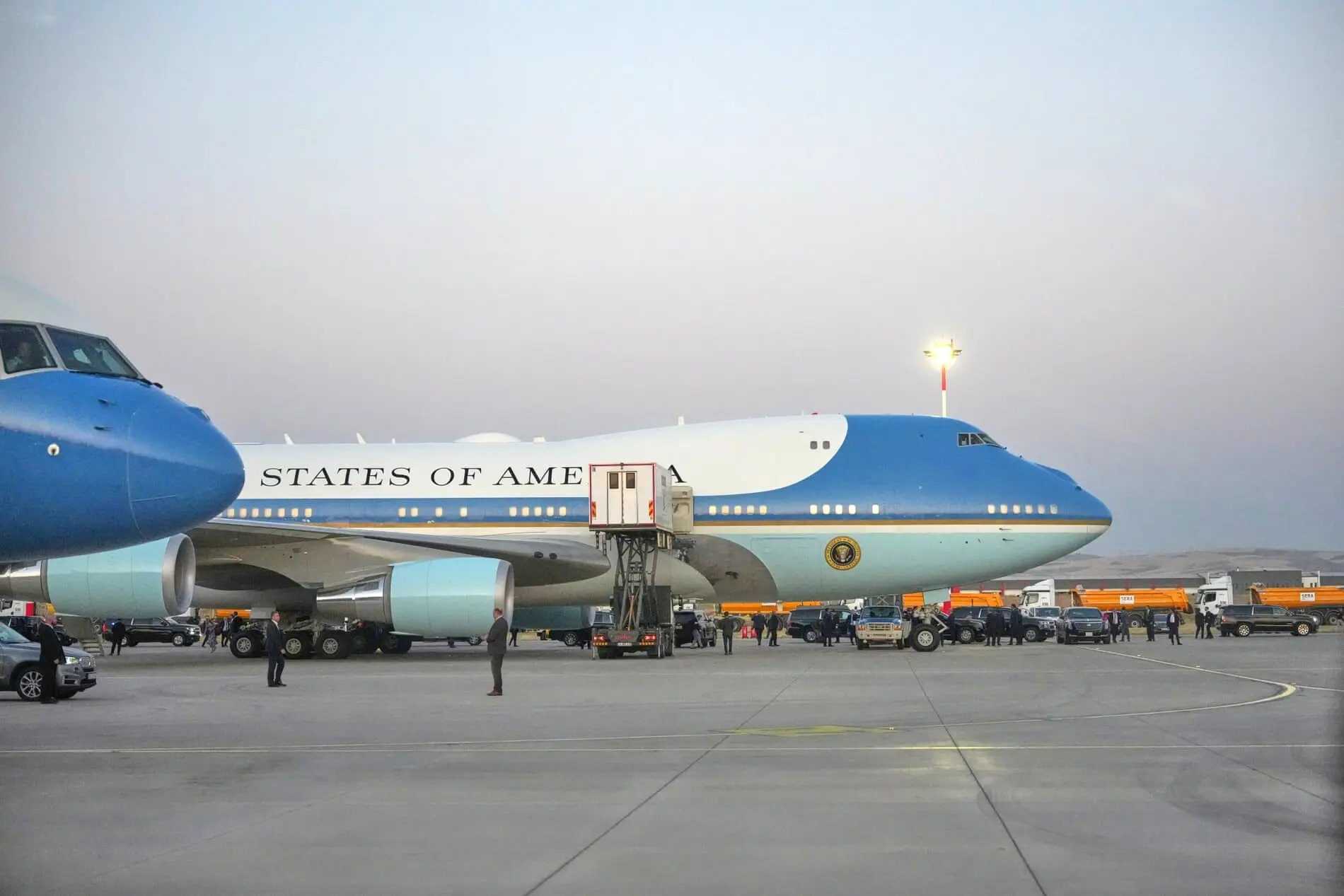 ترامپ برای فرار از تهدید ایران در ترکیه داخل چرخ حمل غذا پنهان شد؛ پرواز مخفی با هواپیمای نظامی