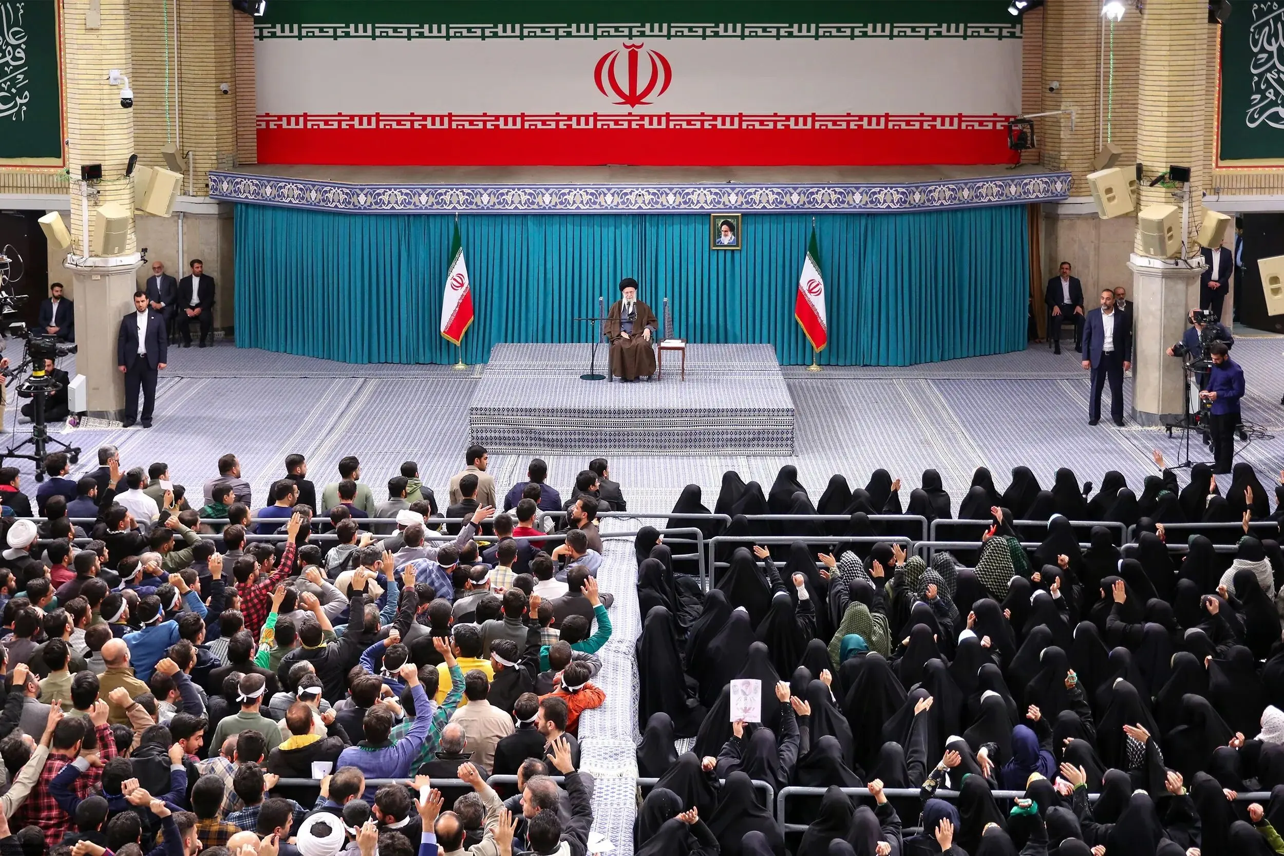 دیدار جمعی از رأی اولی‌ها و خانواده‌های شهدا با رهبر انقلاب اسلامی
