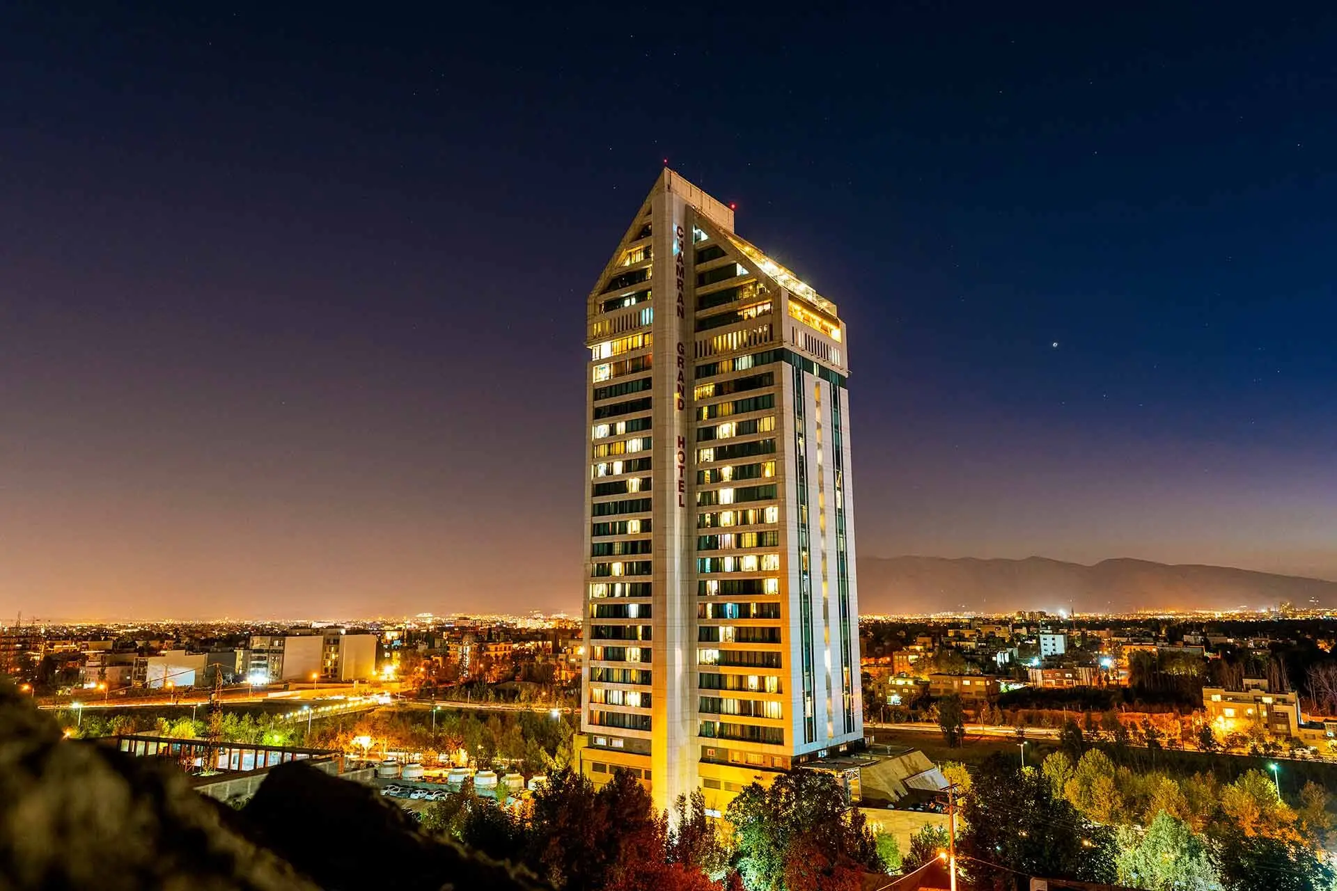 پارکینگ‌های اطراف هتل چمران شیراز
