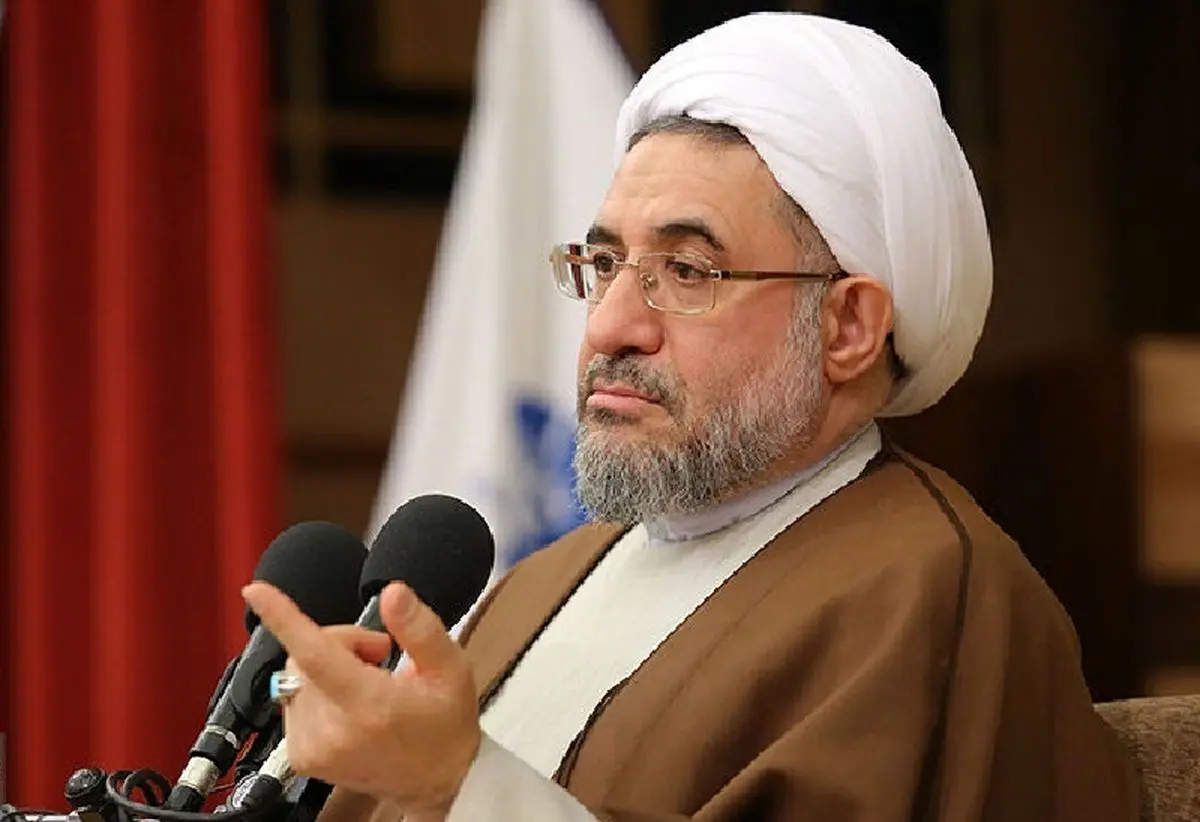 عضو خبرگان رهبری: کسانی که گفته‌اند عکس گرفتن طلبه قمی از آن خانم بی حجاب حرام است، ضعف فقهی دارند