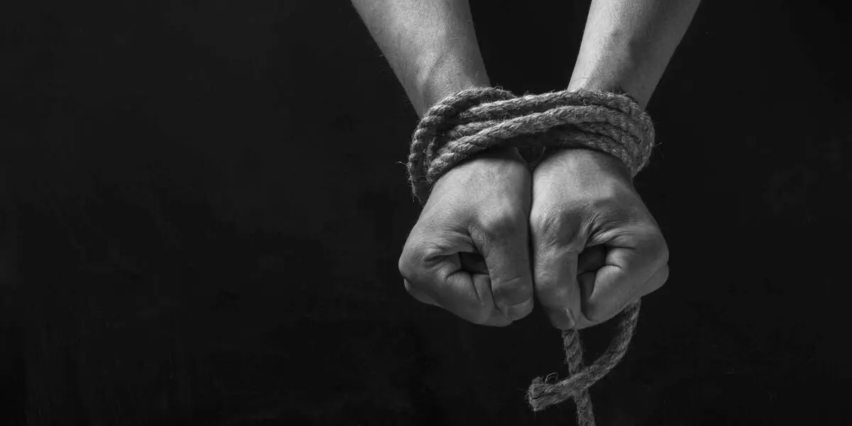 ماجرای آدم ربایی کارمند یک بانک در غرب تهران | بازداشت زن و مرد جوان آدم ربا به اتهام اخاذی