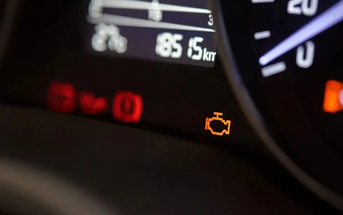 علت روشن شدن چراغ چک پراید در حال حرکت چیست؟