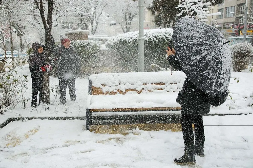 هواشناسی ایران ۱۴۰۳/۸/۲۰؛ بارش باران و برف در ۲۴ استان تا جمعه
