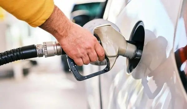 نشانه‌های تصمیم قطعی دولت درباره قیمت بنزین