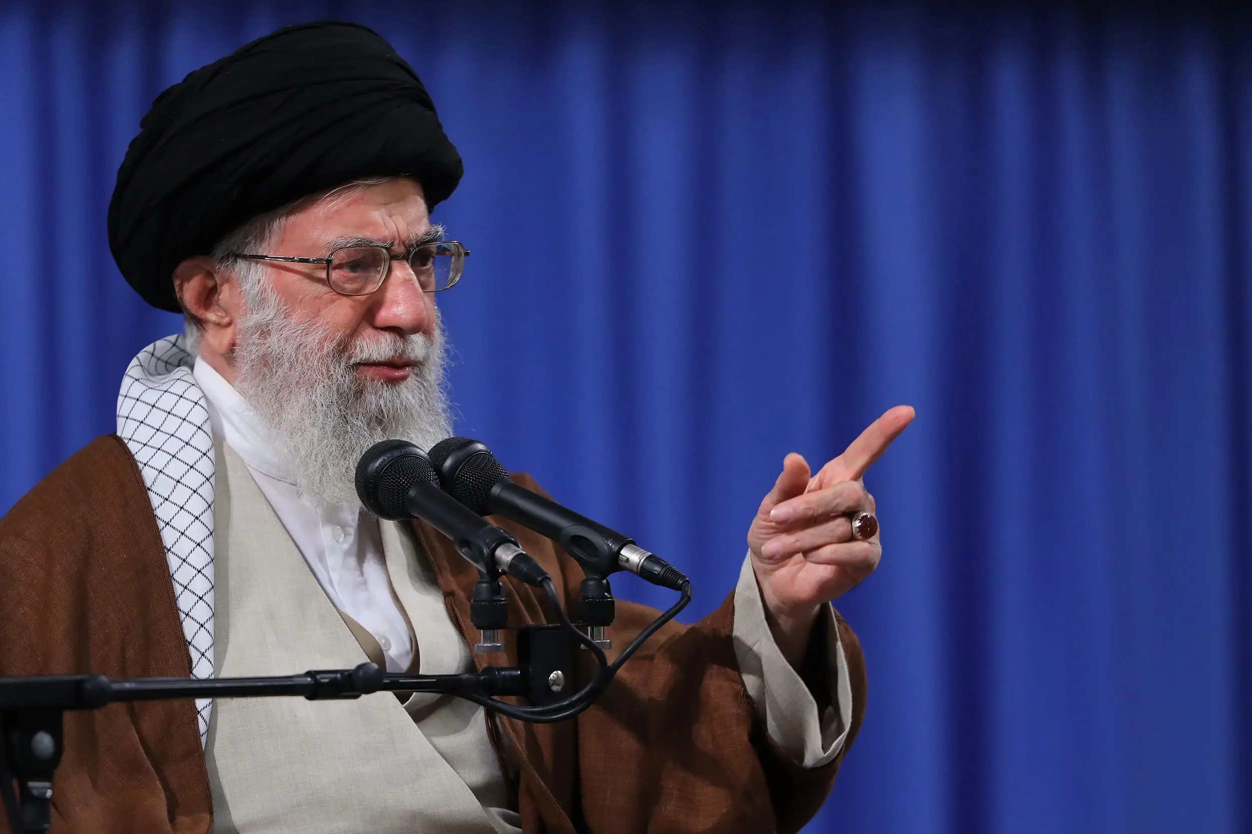 رهبر انقلاب:کوتاه آمدن در مقابل آمریکایی‌ها، آن‌ها را جَری و گستاخ می‌کند