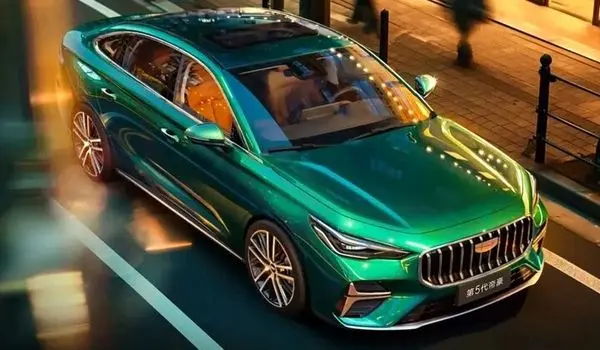 جیلی با مصرف ۲ لیتری، تویوتا را به چالش می‌کشد