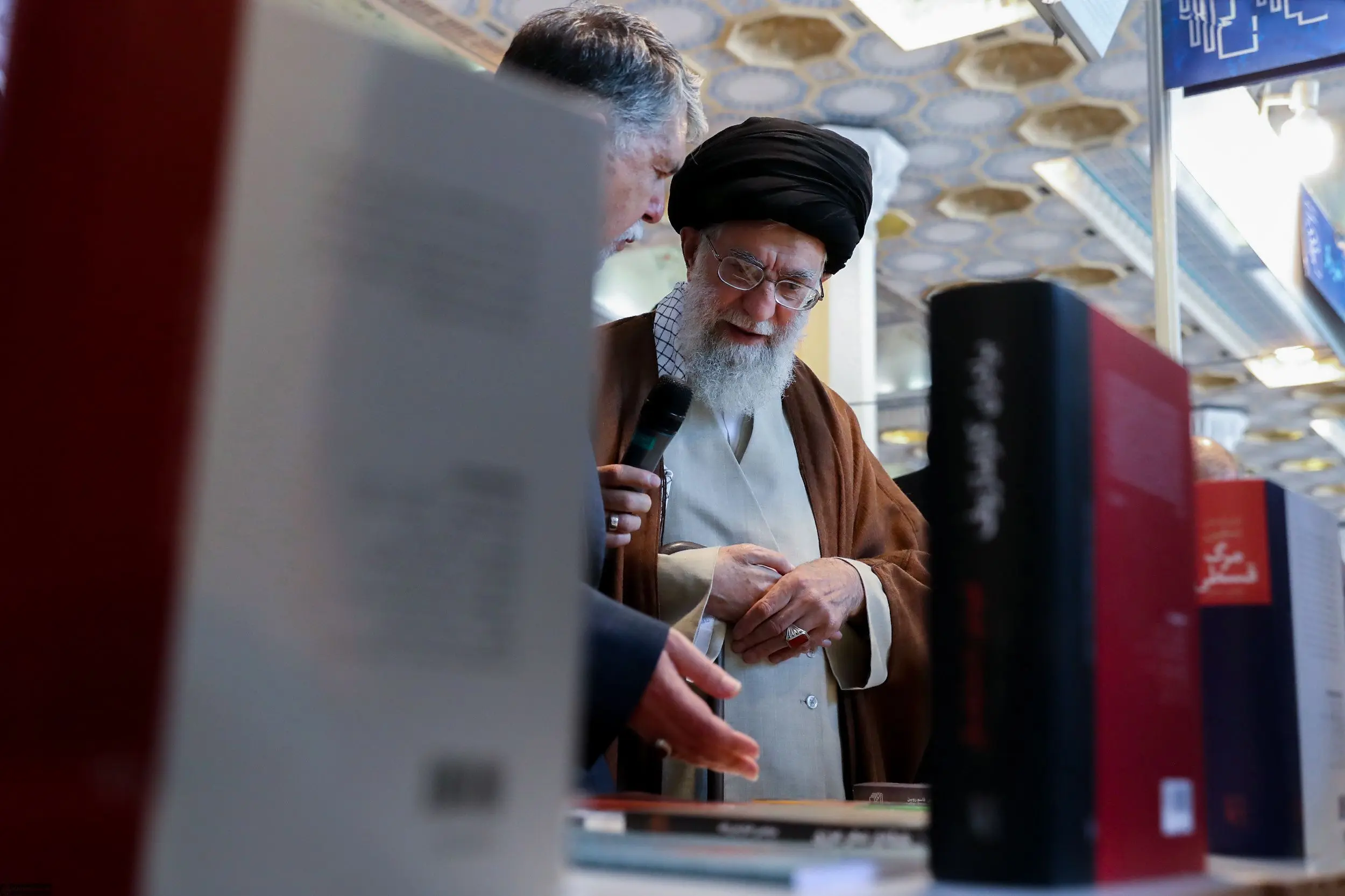 حضور رهبر انقلاب در نمایشگاه بین المللی کتاب