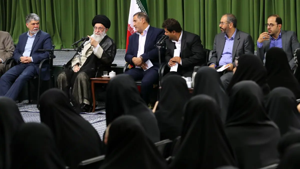 دیدار جمعی از شاعران و اهالی فرهنگ و ادب با رهبر انقلاب