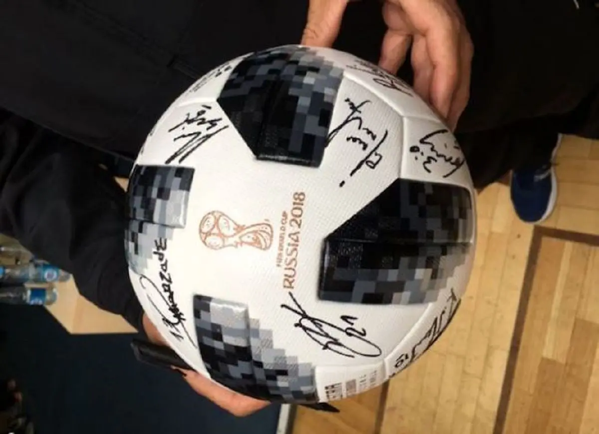 امضای ملی پوشان ایران روی توپ جام جهانی