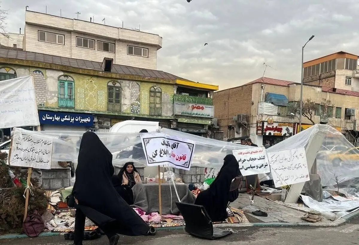 تحصن کنندگان رادیکال مقابل مجلس، پس از ۴۸ روز، با ورود نیرو‌های انتظامی، متفرق شدند
