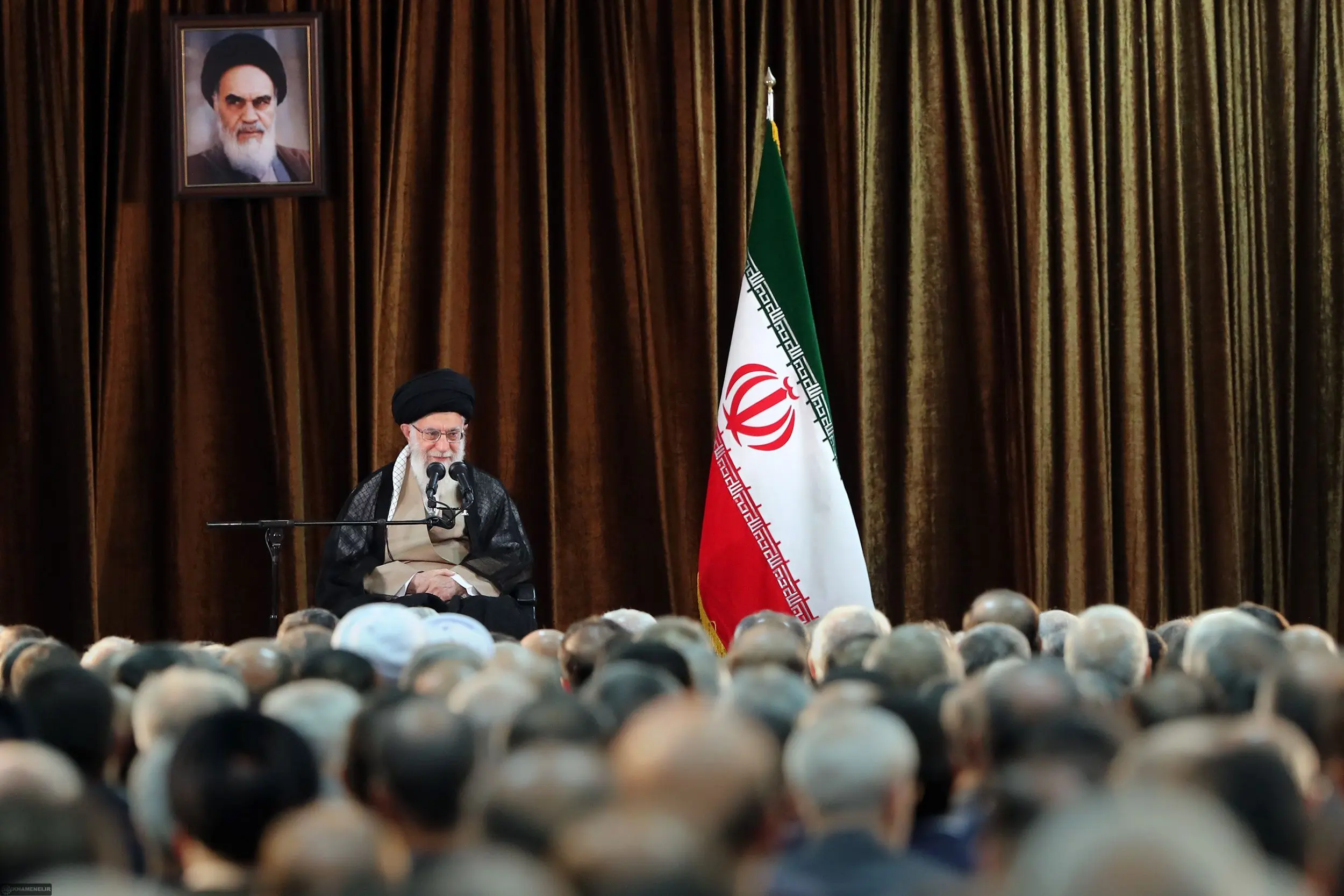 تصور حل مشکلات از راه مذاکره با آمریکا خطایی واضح است