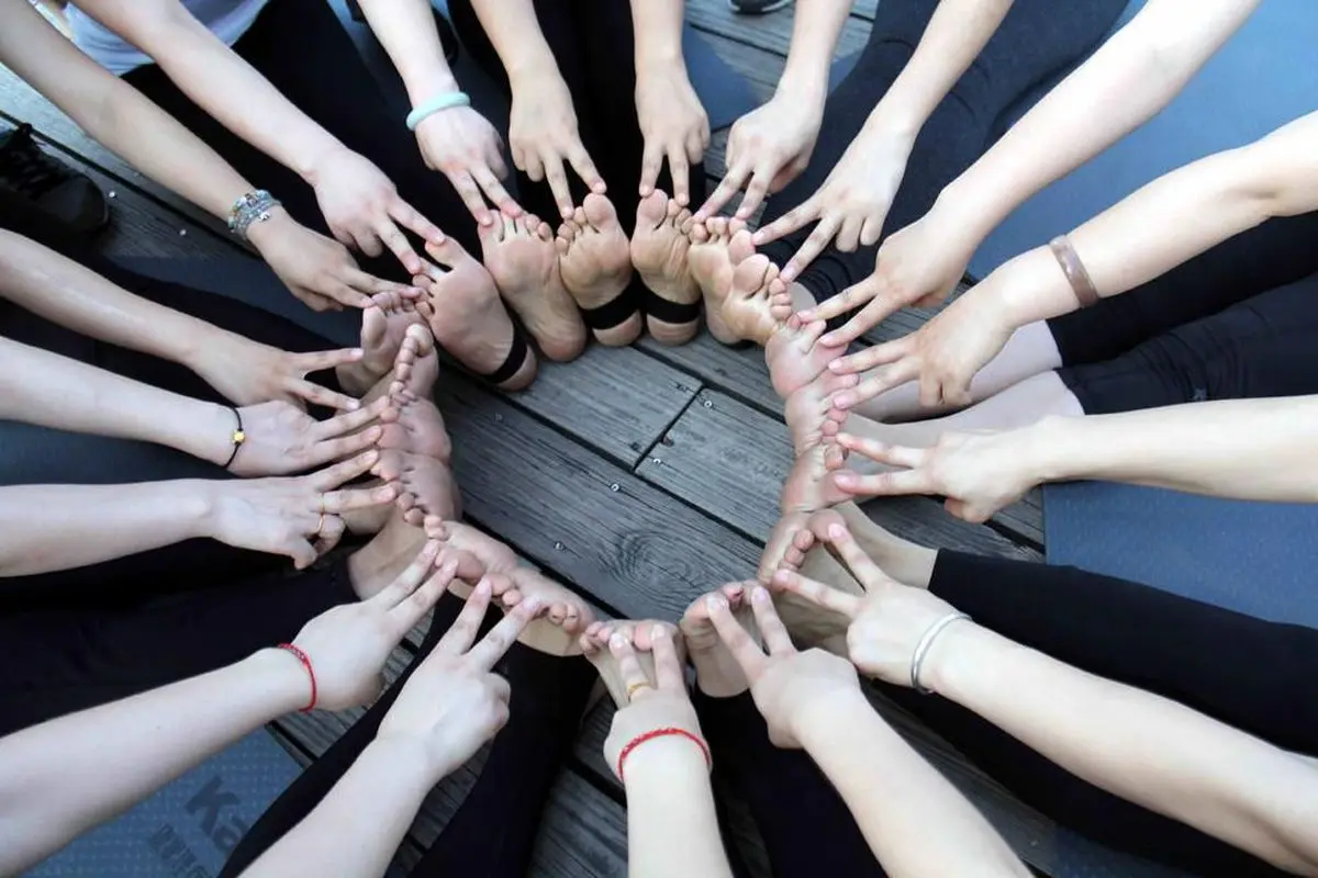 تمرین یوگا در حاشیه رود "یانگ تسه" چین + تصویر