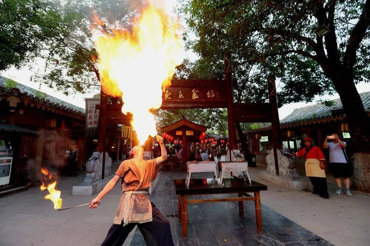 پخت کباب با آتش بازی در کایفنگ + تصویر