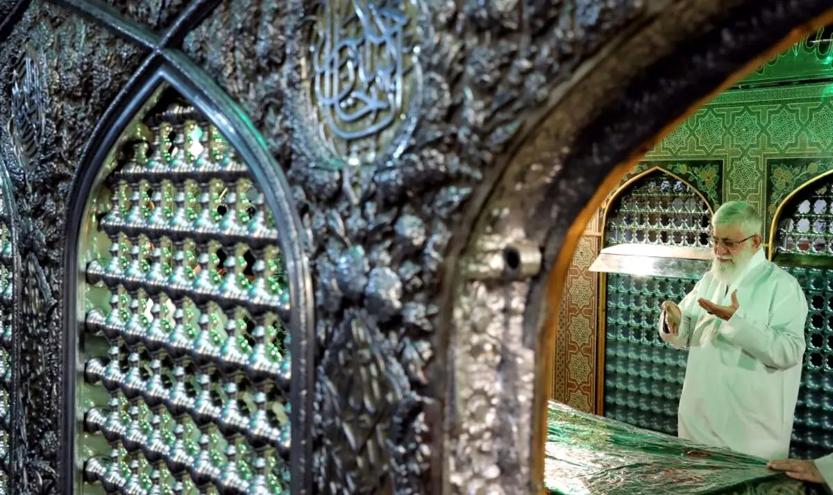 غبارروبی مضجع مطهر حضرت امام رضا (علیه‌السلام) با حضور رهبر انقلاب +تصاویر