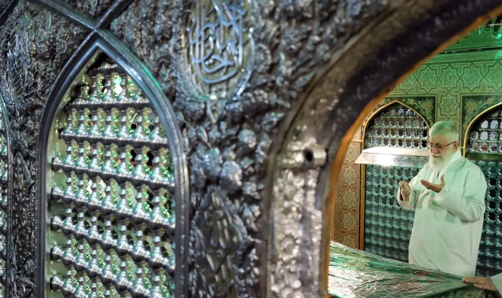 غبارروبی مضجع مطهر حضرت امام رضا (علیه‌السلام) با حضور رهبر انقلاب +تصاویر