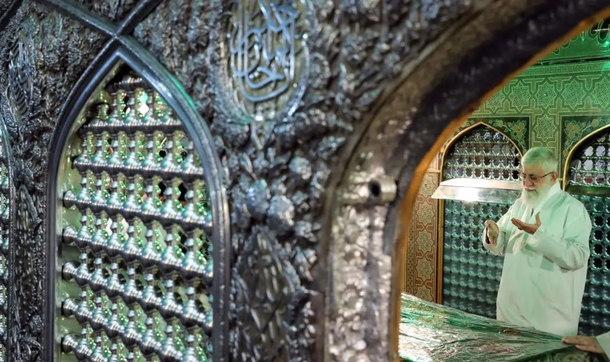 غبارروبی مضجع مطهر حضرت امام رضا (علیه‌السلام) با حضور رهبر انقلاب +تصاویر