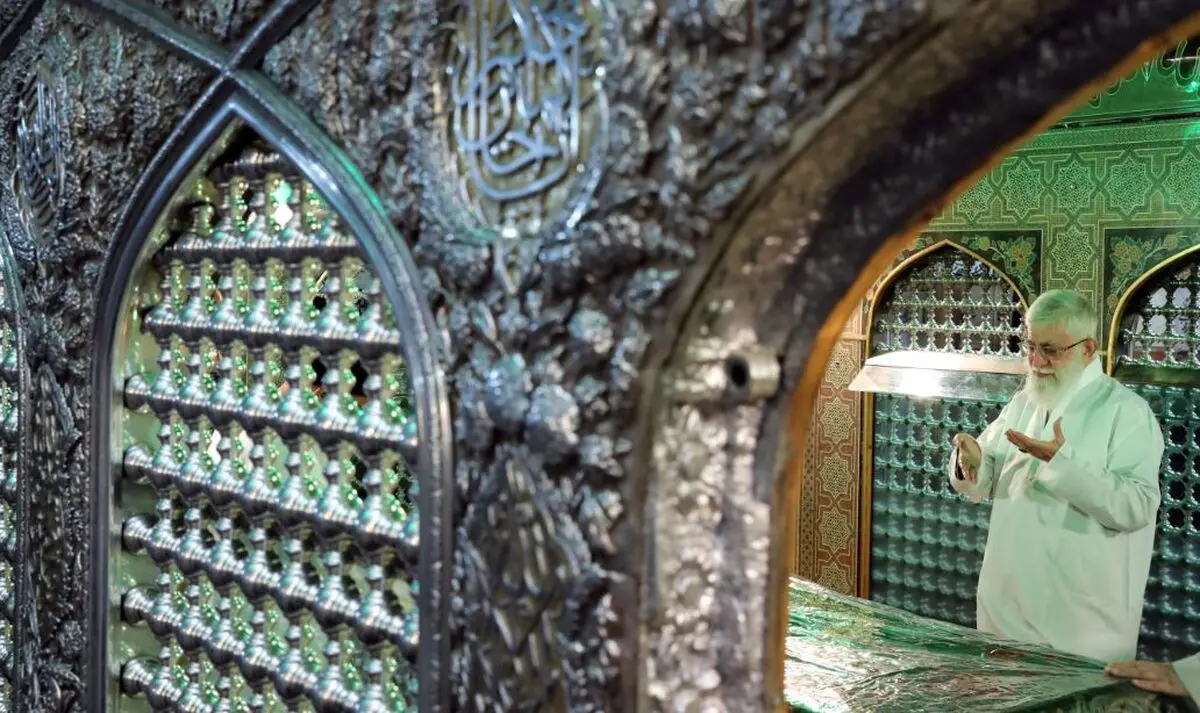 غبارروبی مضجع مطهر حضرت امام رضا (علیه‌السلام) با حضور رهبر انقلاب +تصاویر