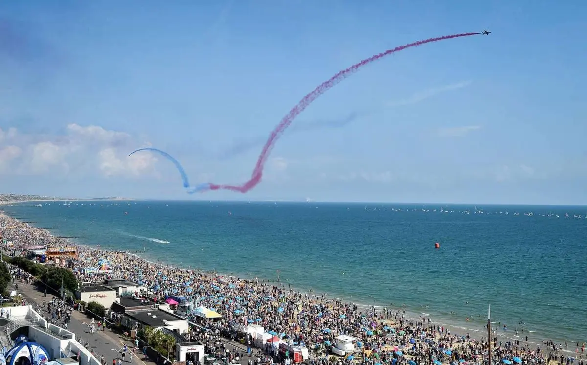 عبور نمایشی هواپیما در ساحل بورنموث + تصویر