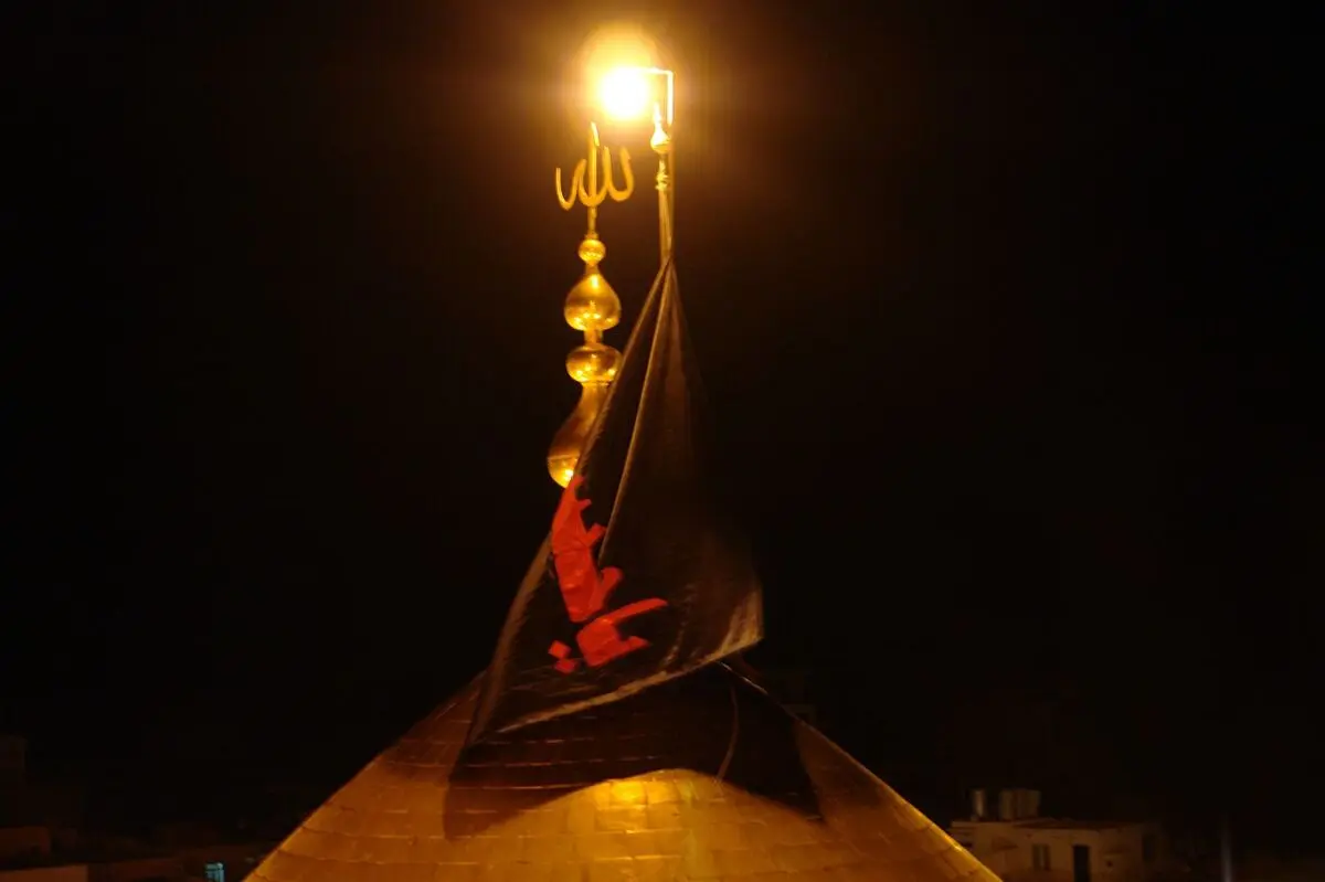 مراسم تعویض پرچم گنبد امام حسین علیه السلام + ویدیو
