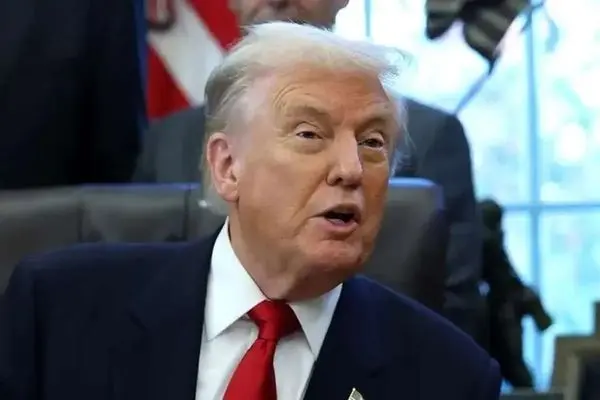 تو بدترین آدم هستی ... نمی دانم چرا تو را استخدام کردند! + ویدئو | باز هم درگیری ترامپ با یک خبرنگار