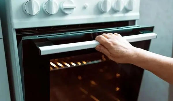 چرا باید پیش از پخت و پز، فر را گرم کنیم؟
