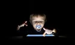 کودکان باهوش چرا اسیر اسکرول بی‌پایان‌اند؟ نشانه‌های درماندگی در عصر الگوریتم