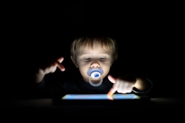 کودکان باهوش چرا اسیر اسکرول بی‌پایان‌اند؟ نشانه‌های درماندگی در عصر الگوریتم