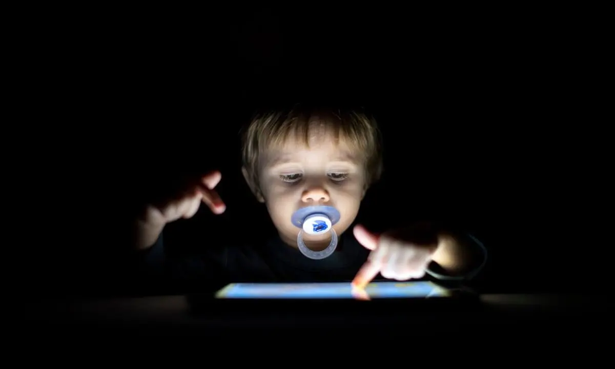 کودکان باهوش چرا اسیر اسکرول بی‌پایان‌اند؟ نشانه‌های درماندگی در عصر الگوریتم