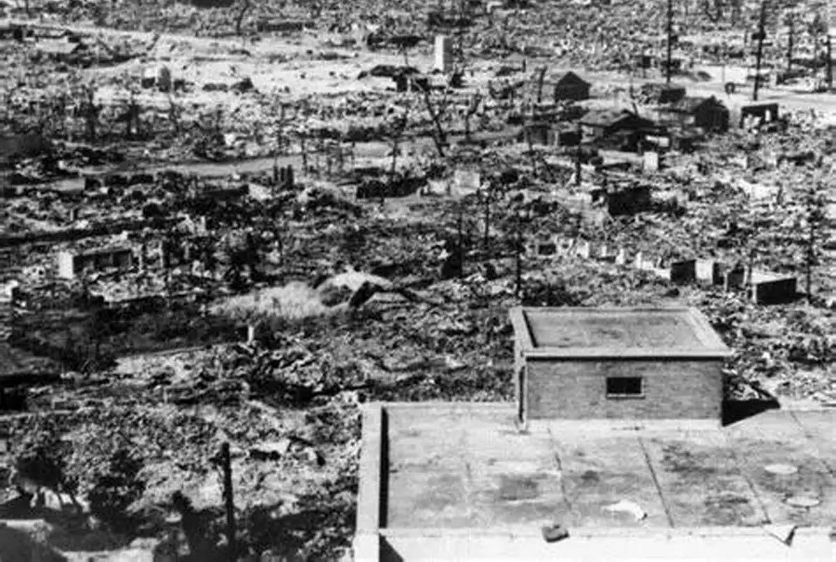  ابر اتمیِ برخاسته بر فراز ناگازاکی؛ ۱۸ مرداد ۱۳۲۴ + عکس