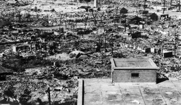  ابر اتمیِ برخاسته بر فراز ناگازاکی؛ ۱۸ مرداد ۱۳۲۴ + عکس