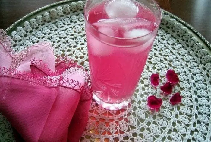 بررسی فواید نوشیدن گلاب ناشتا؛ اثر در مغز، گوارش و قلب