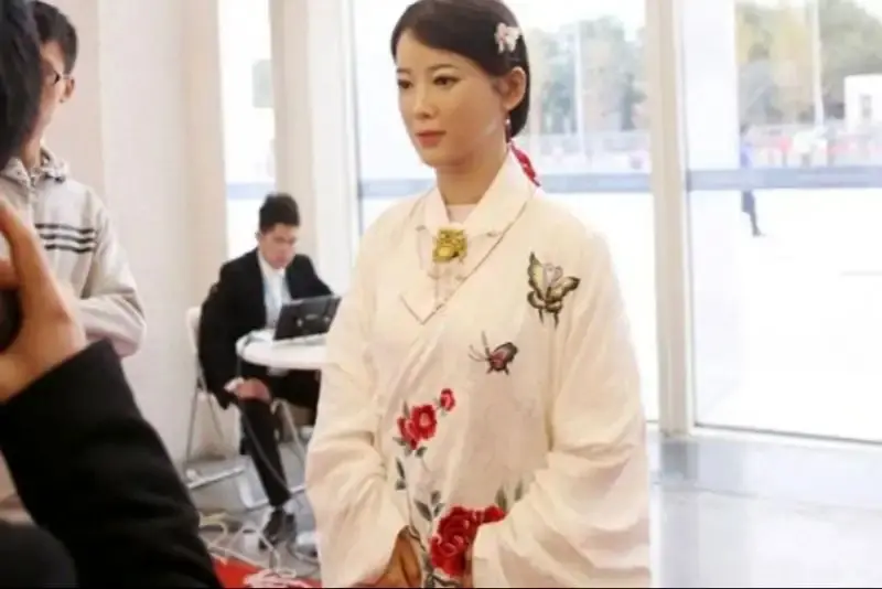 چین از ربات انسان‌نمای پیشرفته خود رونمایی کرد
