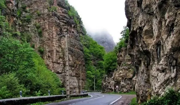 سقوط وحشتناک سنگ در محور چالوس حادثه آفرید